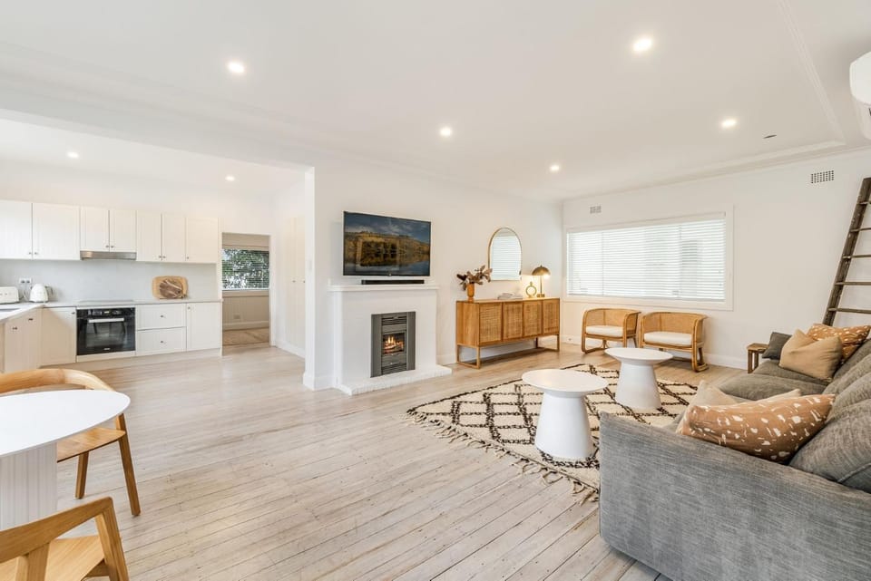Kitchen or kitchenette, Living room, Dining area, oven, stove, air conditioner