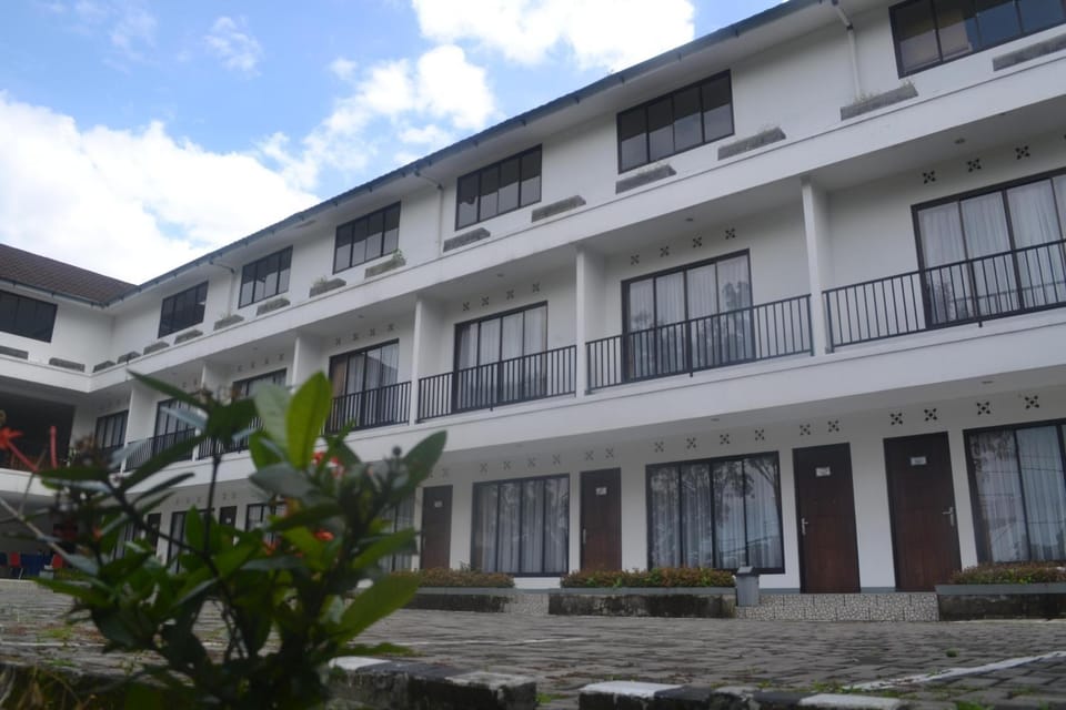 PUNCAK VILLAGE HOTEL & KAMPUNG MAIN ANAK Hotel in West Java