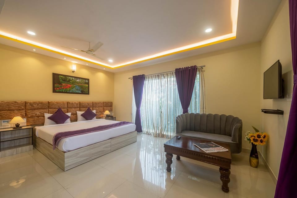 Bed, TV and multimedia, Living room, Seating area, Bedroom