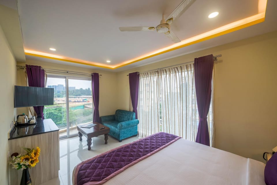 Bed, TV and multimedia, Photo of the whole room, Bedroom, fireplace