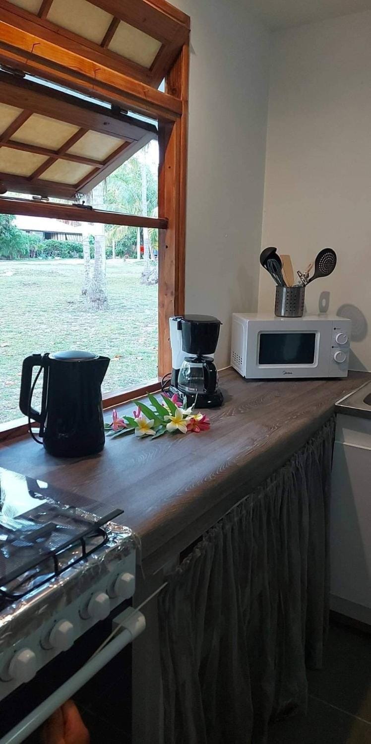 Coffee/tea facilities, Kitchen or kitchenette, stove, kitchen