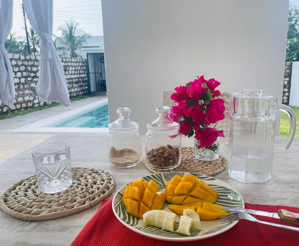 Food and drinks, Pool view, Breakfast