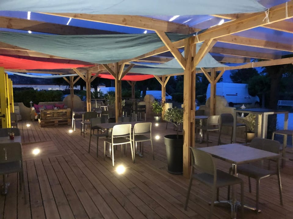 Restaurant/places to eat, Balcony/Terrace