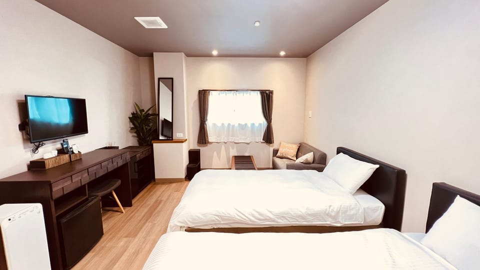 Bed, TV and multimedia, Living room, Photo of the whole room, Seating area, Bedroom