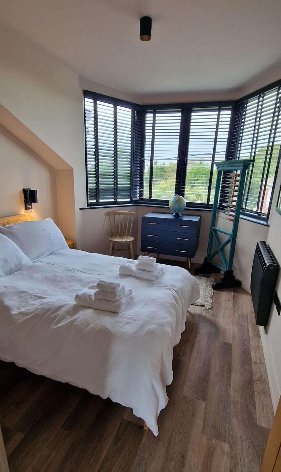 Photo of the whole room, Bedroom