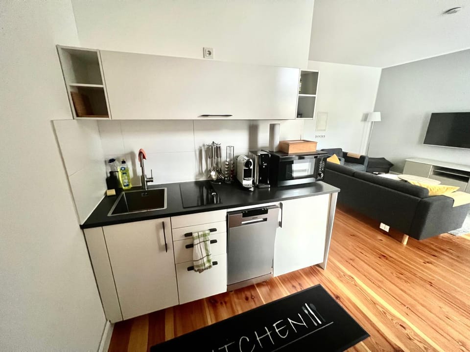 Kitchen or kitchenette, dishwasher, stove