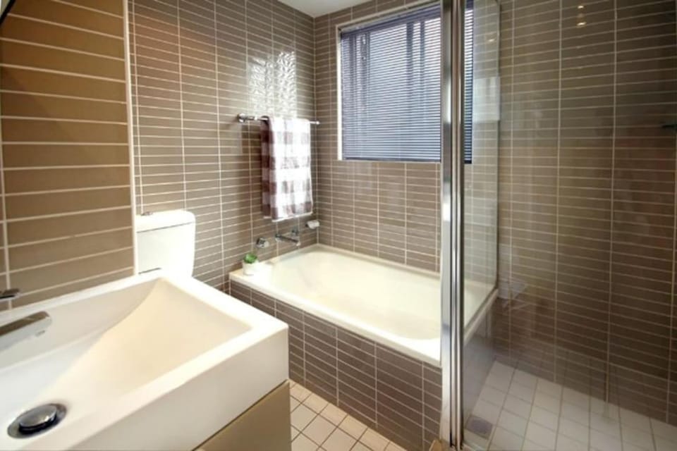 VELLY-Modern Light 2BR Moments from Clovelly Beach Apartment in Sydney