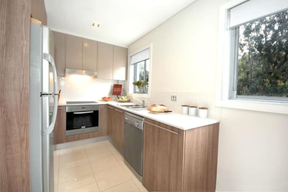 VELLY-Modern Light 2BR Moments from Clovelly Beach Apartment in Sydney