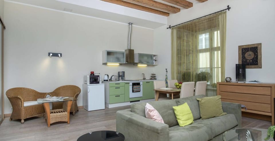 Kitchen or kitchenette, Seating area, Dining area, minibar, stove