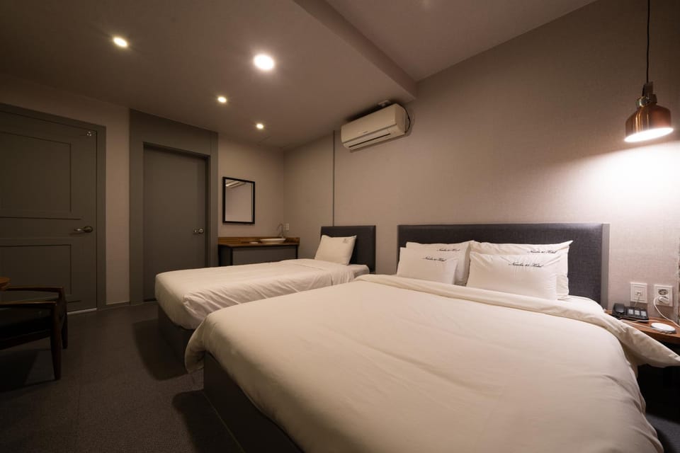 Bed, Photo of the whole room, Bedroom, air conditioner