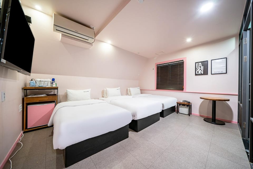 Communal lounge/ TV room, Bed, TV and multimedia, Photo of the whole room, Evening entertainment, Bedroom, hair dresser, air conditioner