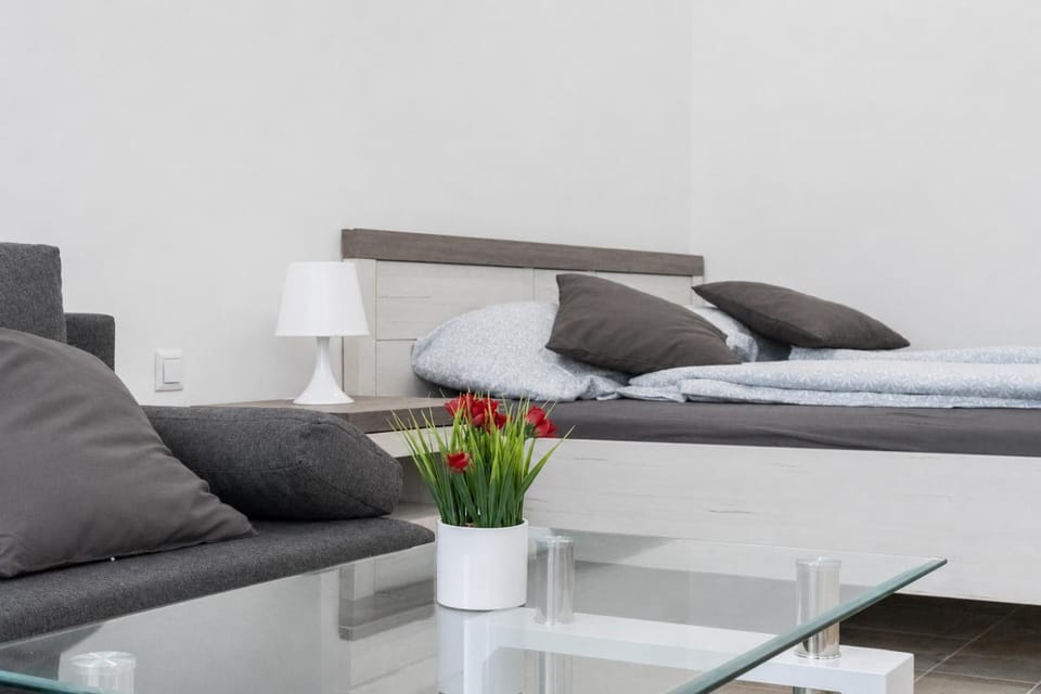 Bed, Seating area, Bedroom
