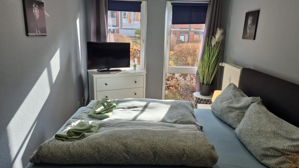 Bed, TV and multimedia, Bedroom, heating, towels