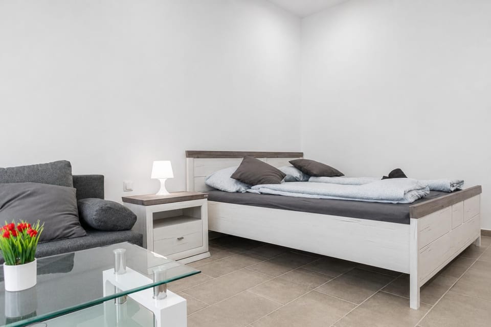 Bed, Seating area, Bedroom