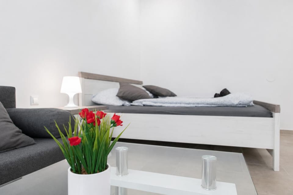 Bed, Seating area, Bedroom