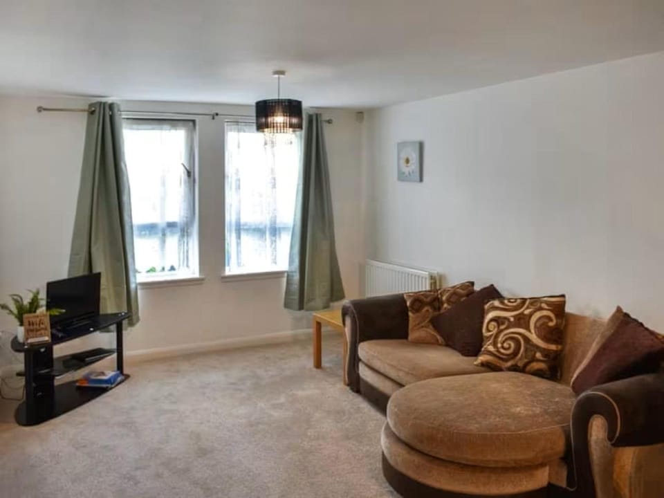 Communal lounge/ TV room, TV and multimedia, Living room, Seating area, Evening entertainment