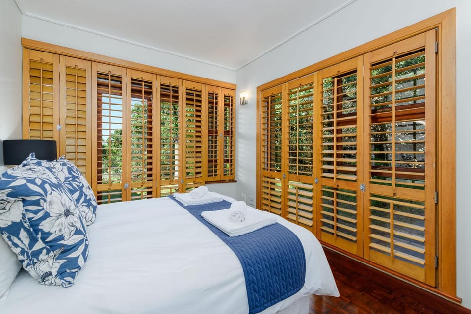 Bedroom, wardrobe, air conditioner
