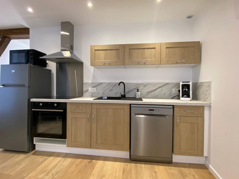 Coffee/tea facilities, Kitchen or kitchenette, dishwasher, oven, stove