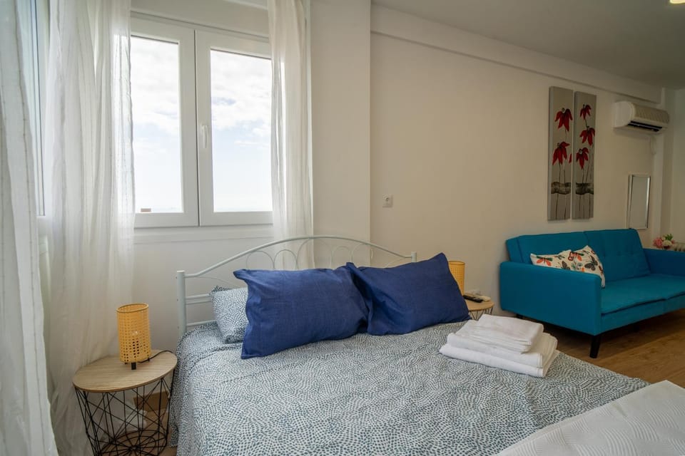 Bed, Living room, Bedroom