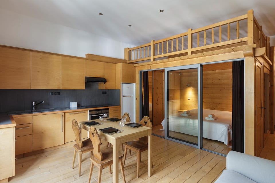 Kitchen or kitchenette, Dining area
