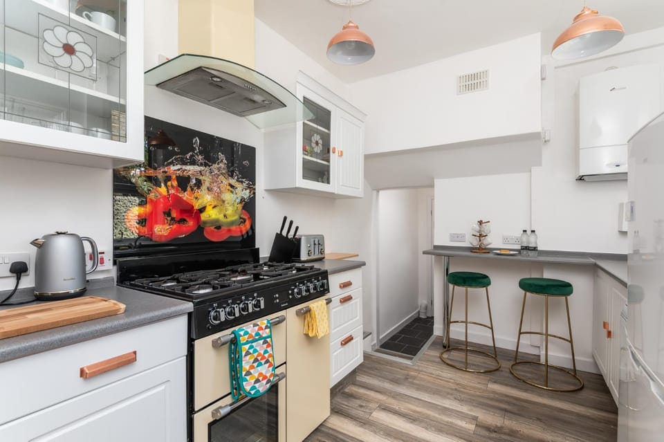 Coffee/tea facilities, Kitchen or kitchenette, dishwasher, oven, stove, toaster