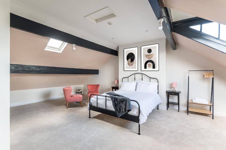 Bed, Photo of the whole room, Seating area, Bedroom