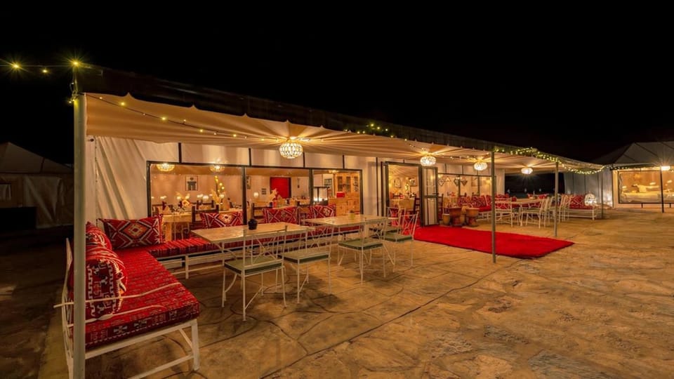 Patio, Restaurant/places to eat, Night, Banquet/Function facilities