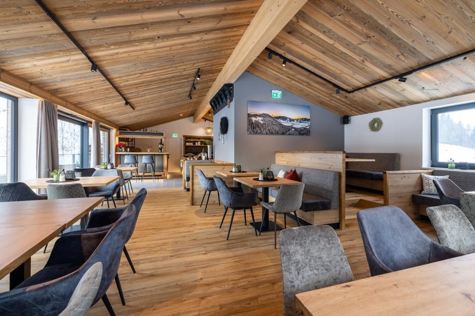 Restaurant/places to eat, Lounge or bar, Breakfast