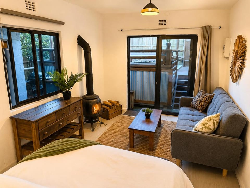 Bed, Living room, Photo of the whole room, Seating area, Bedroom, fireplace