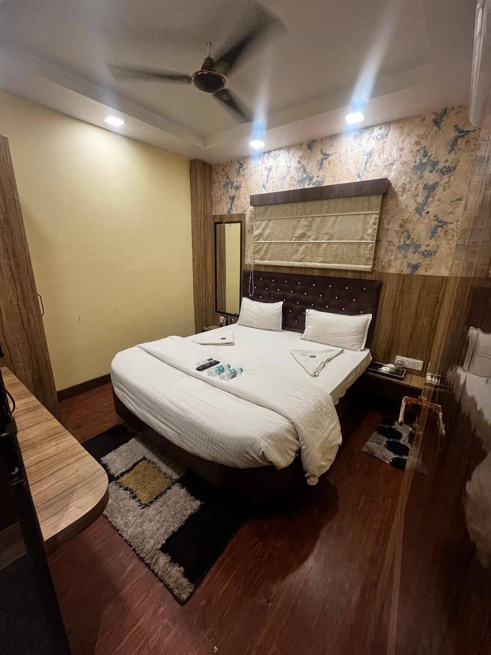 Bed, Living room, Photo of the whole room, Bedroom, wardrobe, air conditioner