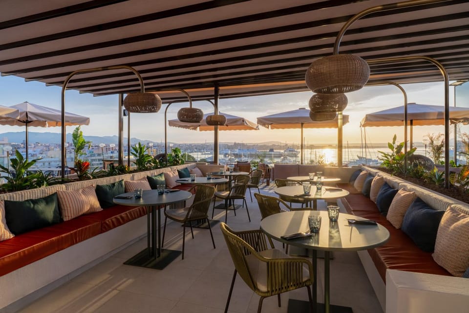 View (from property/room), Balcony/Terrace, City view, Sea view
