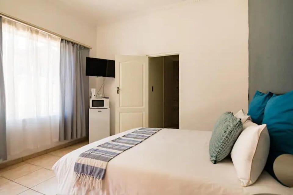 Bed, TV and multimedia, Photo of the whole room, minibar