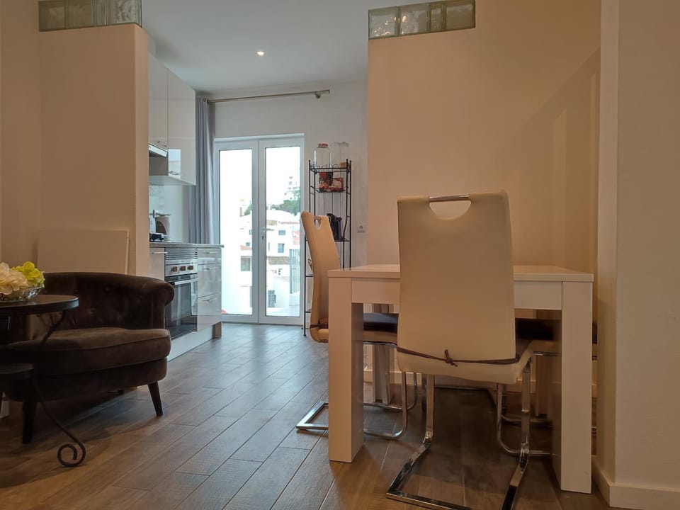 Kitchen or kitchenette, Seating area, Dining area