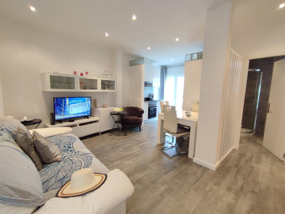 TV and multimedia, Living room, Seating area, Dining area