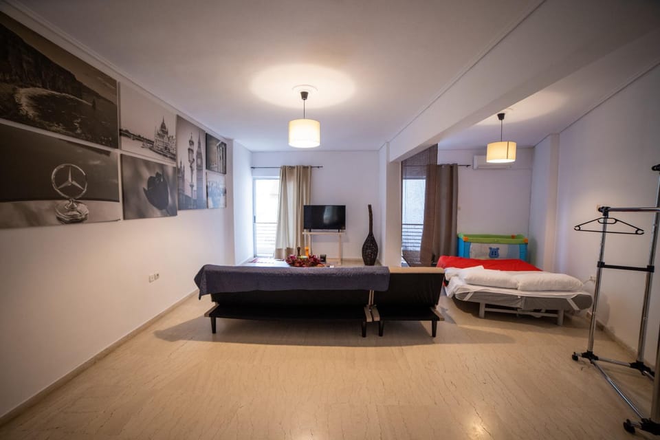 Bed, Living room, Seating area, Evening entertainment