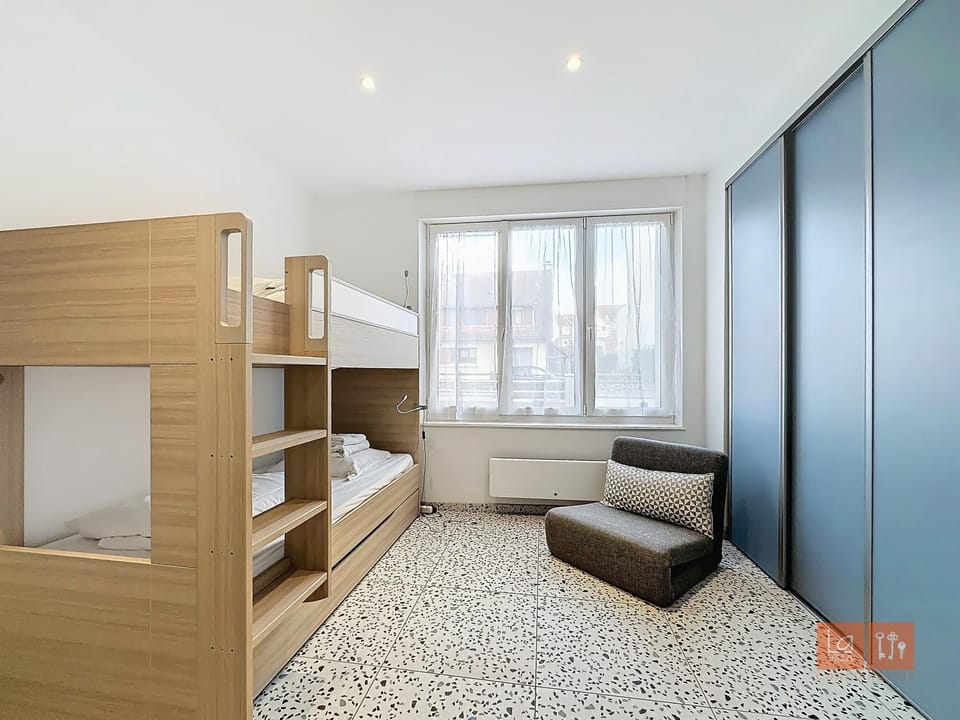 Photo of the whole room, Bedroom, bunk bed