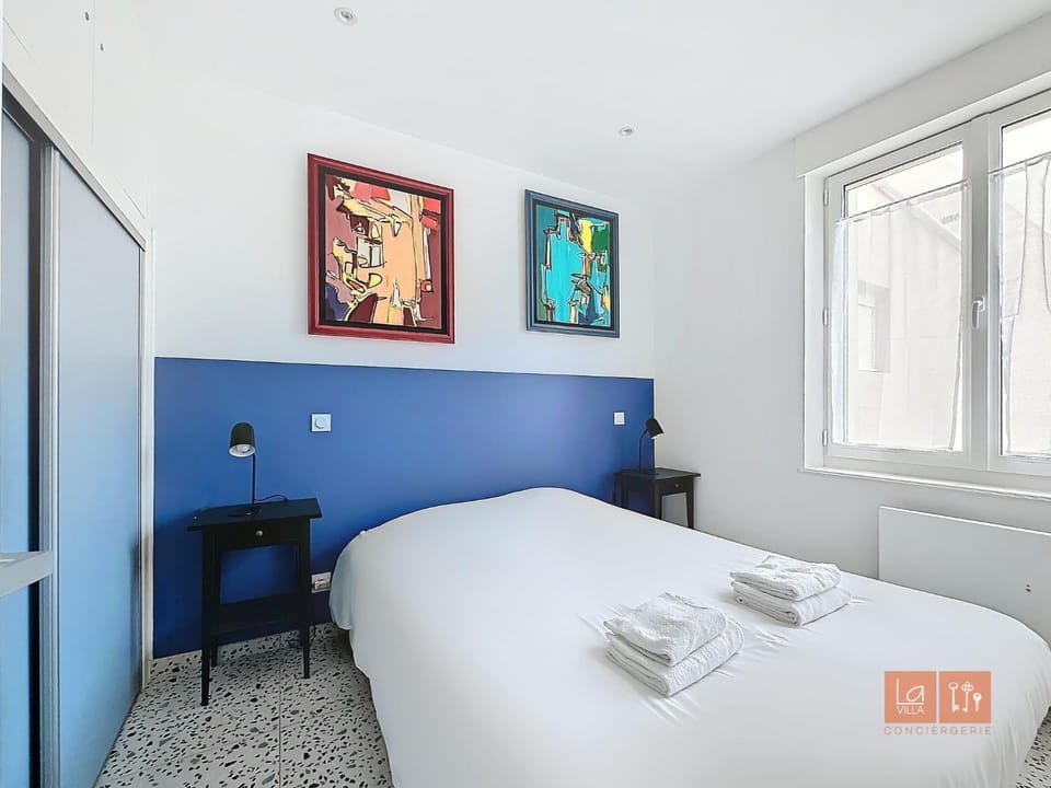 Photo of the whole room, Bedroom