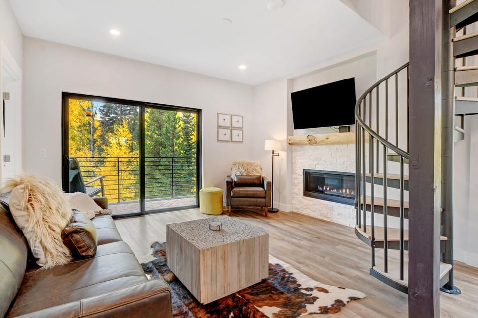 Patio, Spring, Day, Night, Natural landscape, Winter, Summer, TV and multimedia, Living room, Seating area, Autumn, Sunrise, Sunset, flat iron, locker