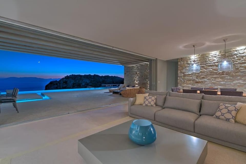 Two Br Luxury Peaceful Mylo Villa With Living Room Close to Mylopotas Beach Villa in Decentralized Administration of the Aegean