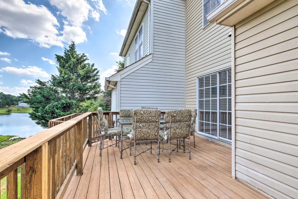 Pond-View Deck + Pool Table: Woodbridge Haven! House in Virginia