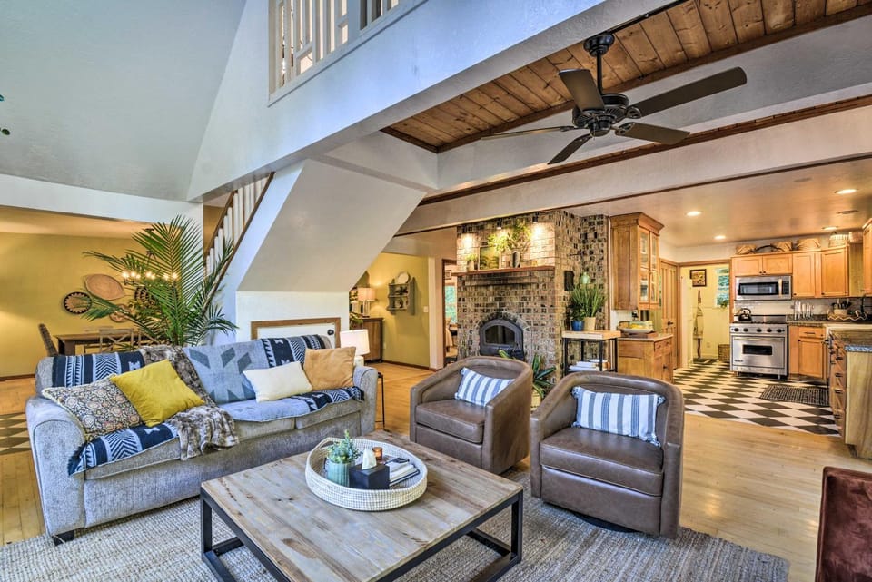 100-Year-Old Farmhouse w/ Hot Tub on 5 Acres! House in Puget Sound