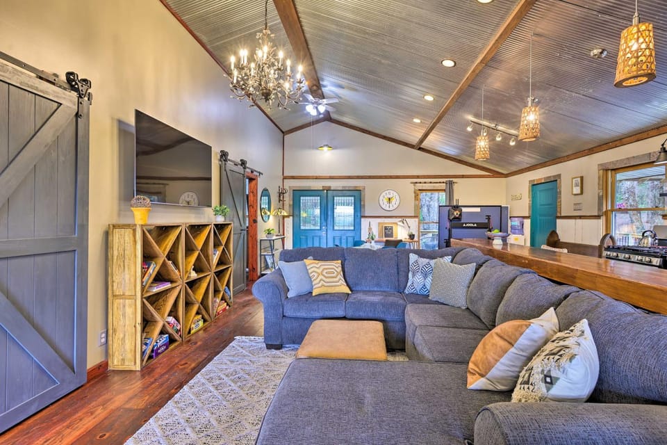 Pet-Friendly Outdoor Paradise w/ Grill, Decks House in Iowa