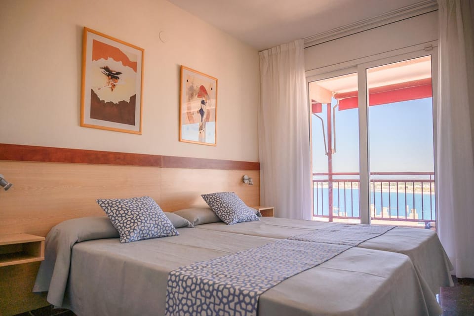 Bed, View (from property/room), Balcony/Terrace, Photo of the whole room, Bedroom, Sea view