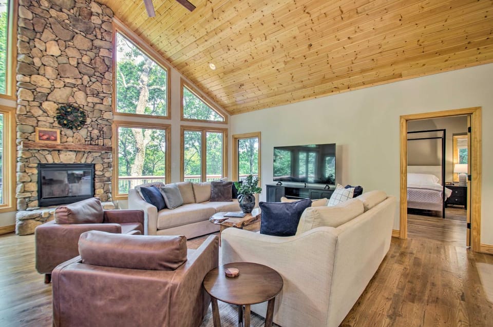 Luxe Wintergreen Resort Escape w/ Hot Tub! House in Nelson County