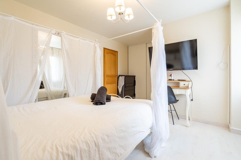 Bed, TV and multimedia, Photo of the whole room, Bedroom