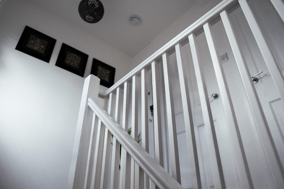 Large 4 BedroomProperty driveway and 3 bathrooms House in England