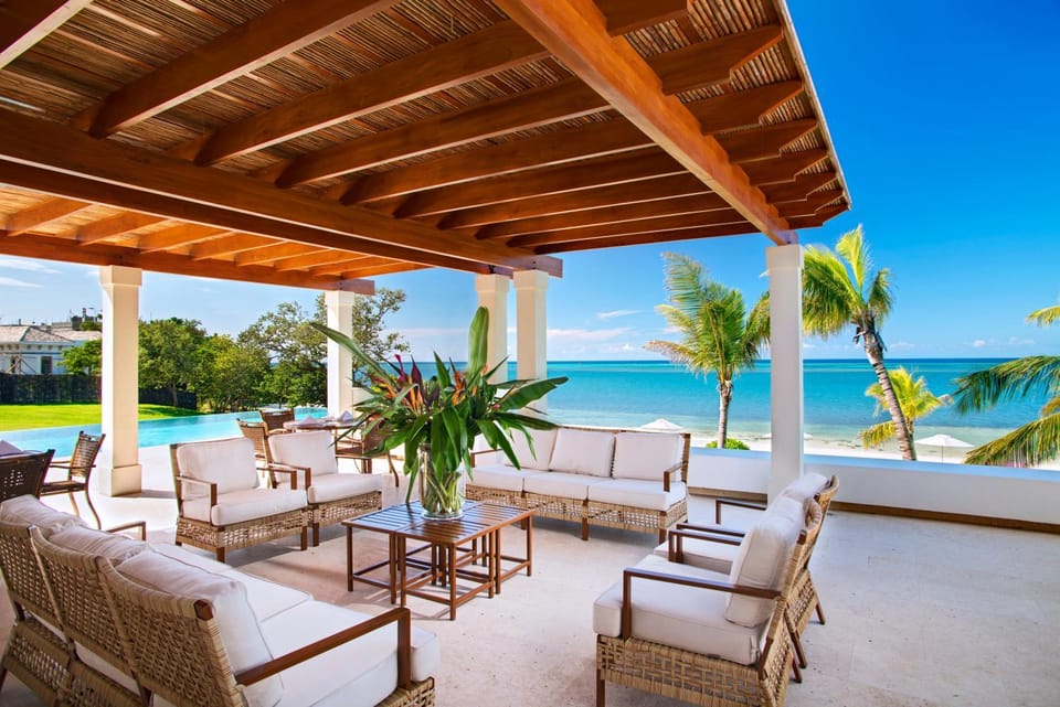 Patio, Day, Living room, Swimming pool, sunbed