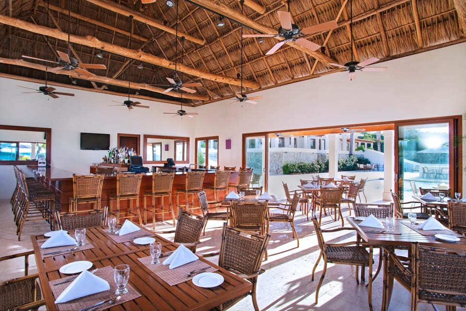 Restaurant/places to eat, Lounge or bar, Pool view