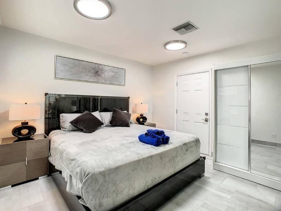 Steps From the beach, renovated 1bd 1 bth House in Indian Rocks Beach