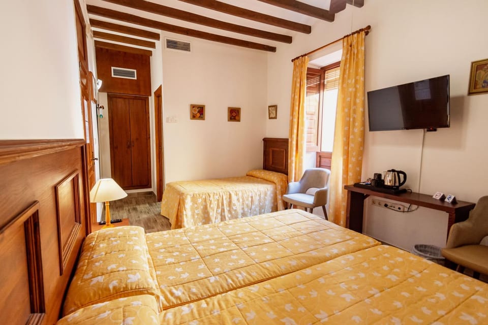 Bed, TV and multimedia, Photo of the whole room